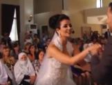 بالفيديو : عروس درزية تغني لعريسها يوم زفافها